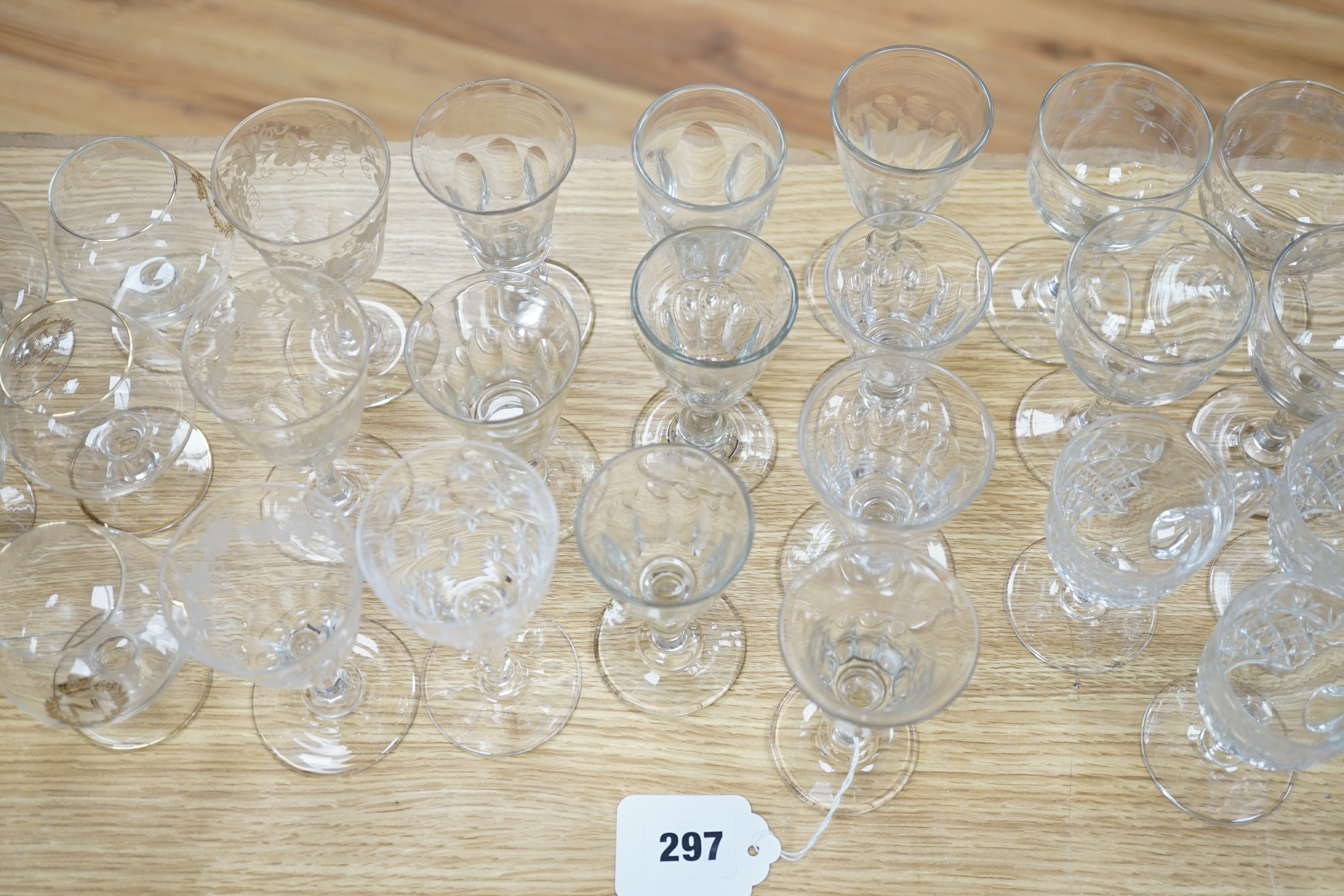 A collection of mostly 20th century glassware (33)
